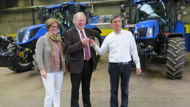 Hooibeekhoeve neemt 2 nieuwe, hypermoderne tractors in gebruik