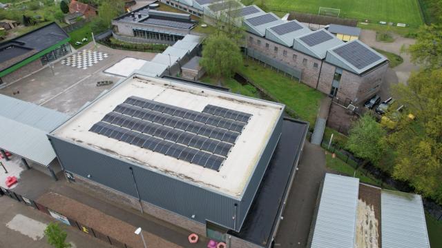 Groene stroom voor school en sporthal Rauw dankzij 353 nieuwe zonnepanelen