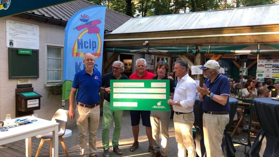 Serviceclub Kiwanis Geel golft ten voordele van Help Brandwonden Kids vzw.